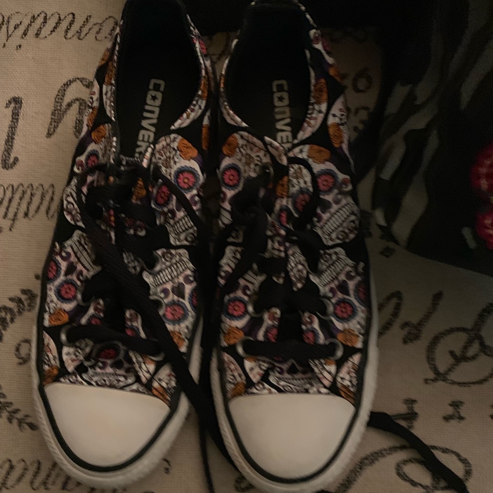 Skull pattern Converse